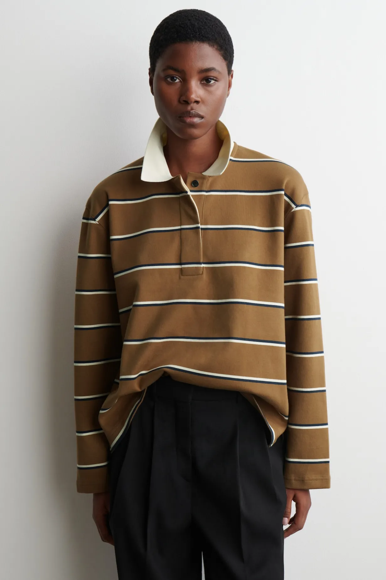 GESTREIFTES LANGÄRMLIGES POLOSHIRT