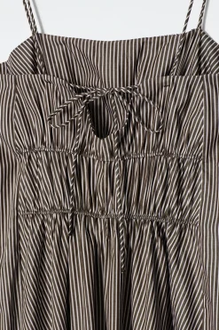 GESTREIFTES MIDIKLEID MIT GERAFFTER TAILLENPARTIE