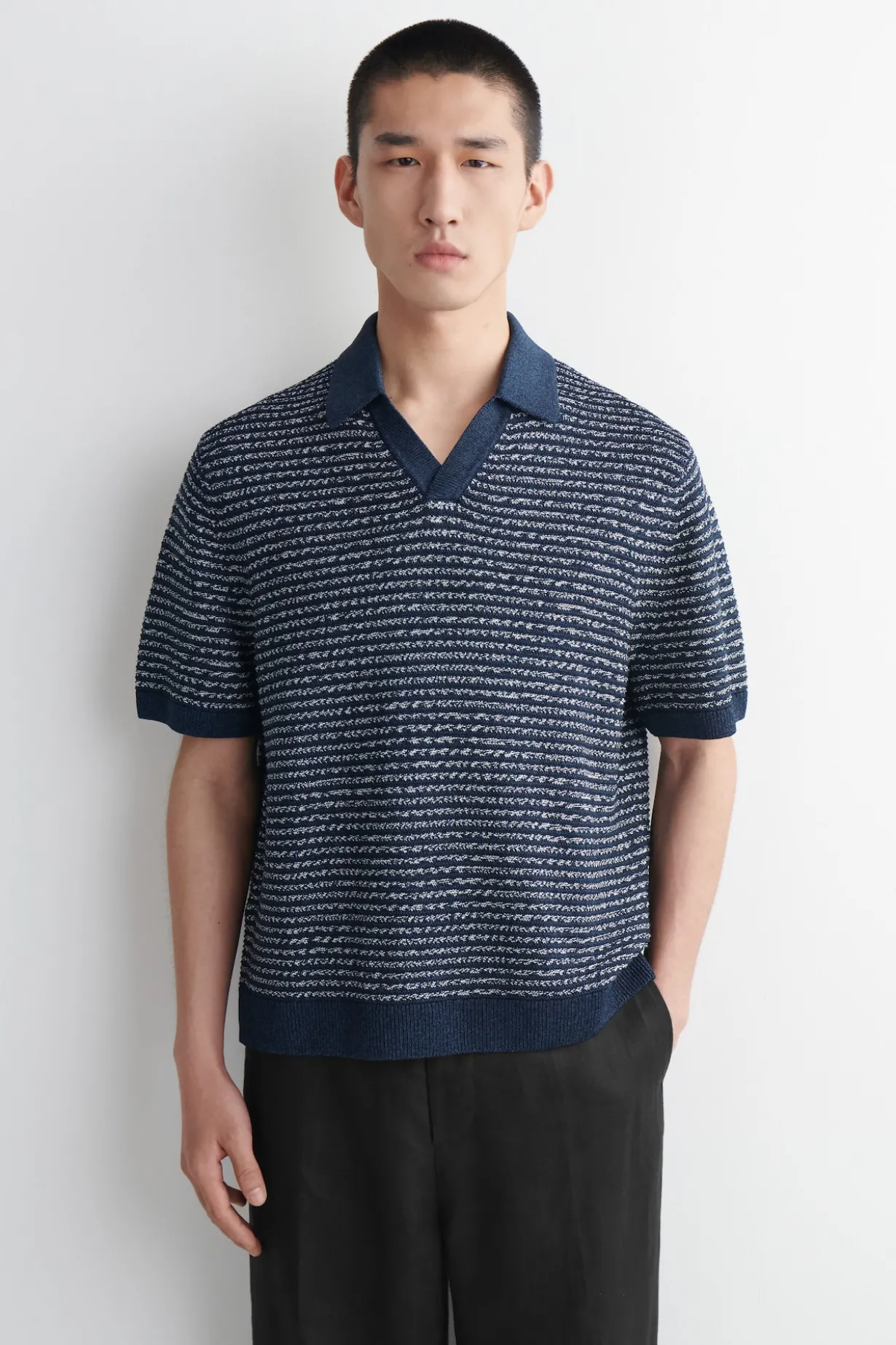 GESTREIFTES POLOSHIRT MIT LOCHSTRICKMUSTER