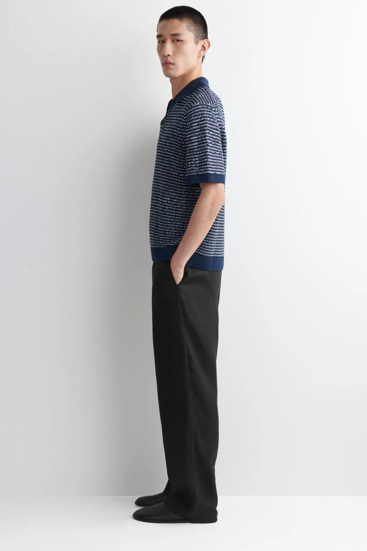 GESTREIFTES POLOSHIRT MIT LOCHSTRICKMUSTER