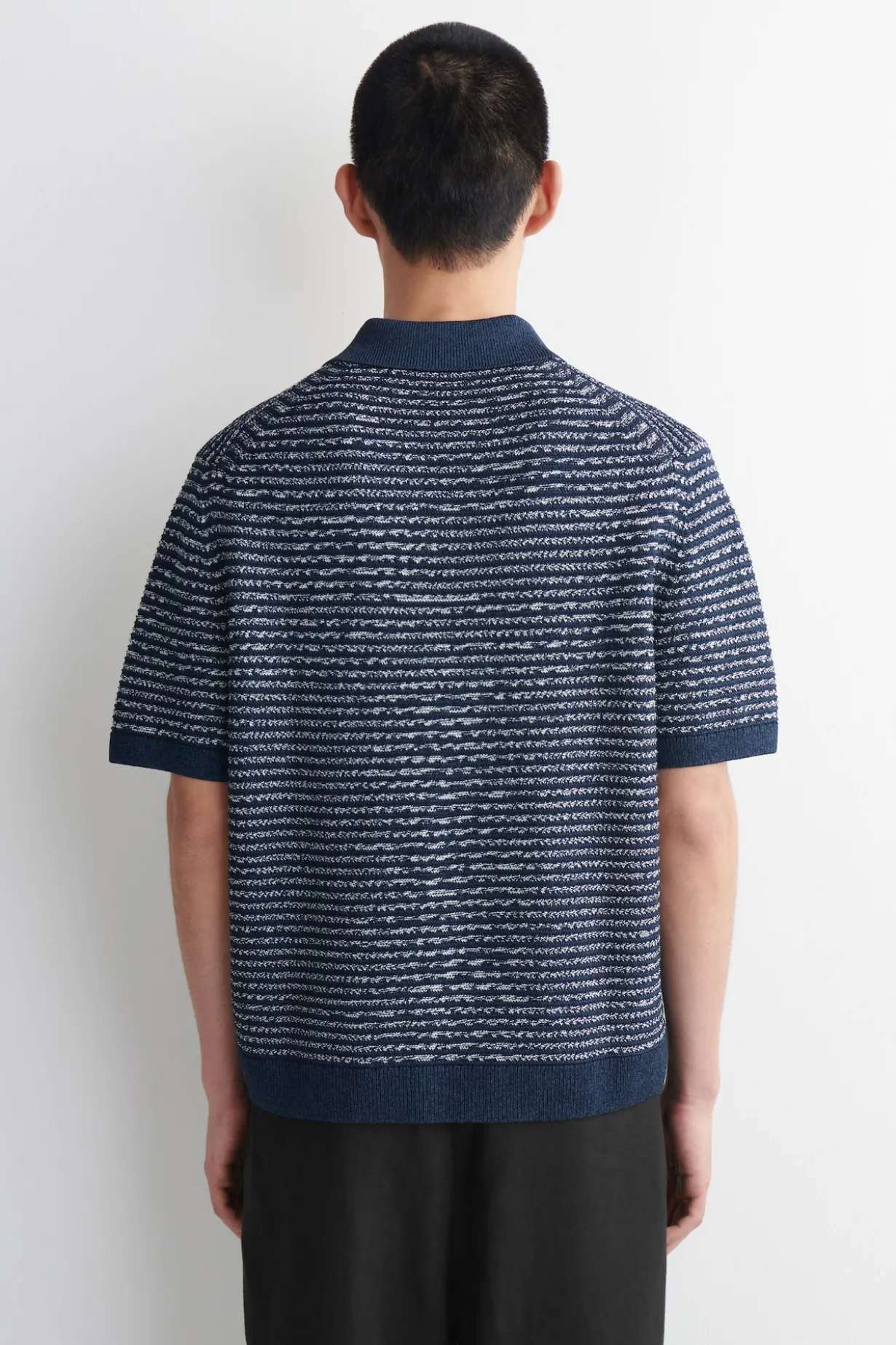 GESTREIFTES POLOSHIRT MIT LOCHSTRICKMUSTER
