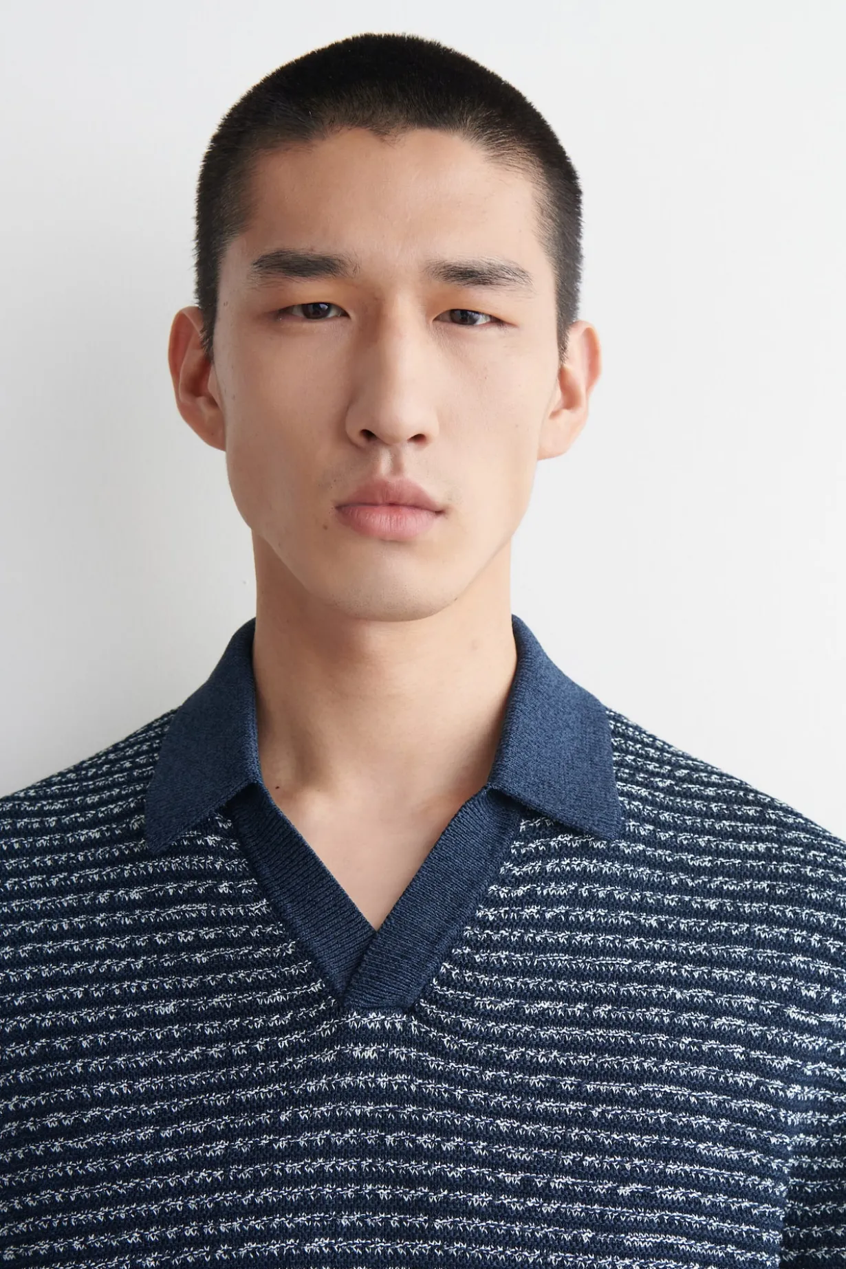 GESTREIFTES POLOSHIRT MIT LOCHSTRICKMUSTER