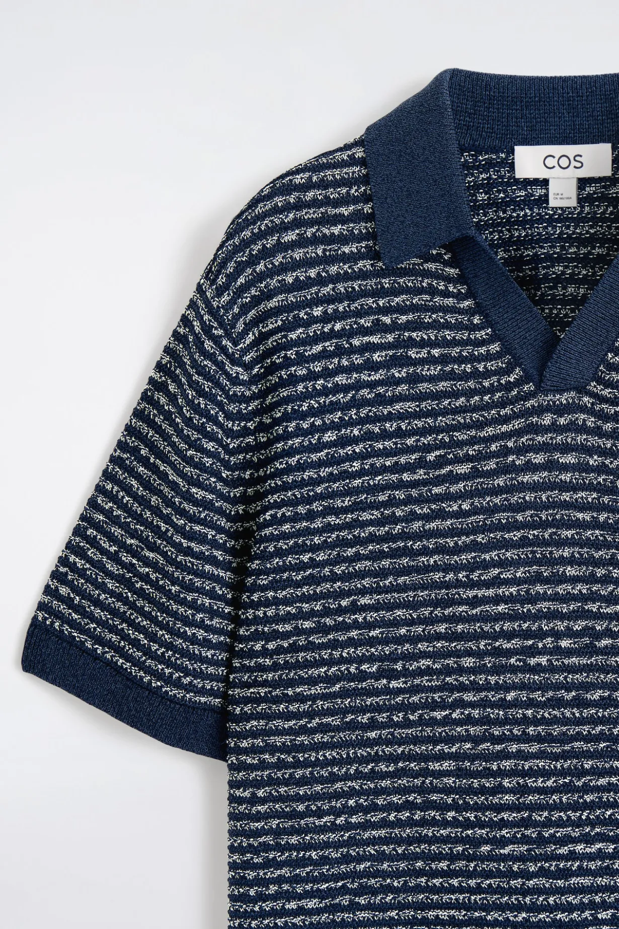 GESTREIFTES POLOSHIRT MIT LOCHSTRICKMUSTER