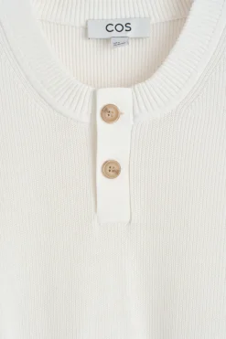 GESTRICKTES HENLEY-T-SHIRT AUS BAUMWOLLE