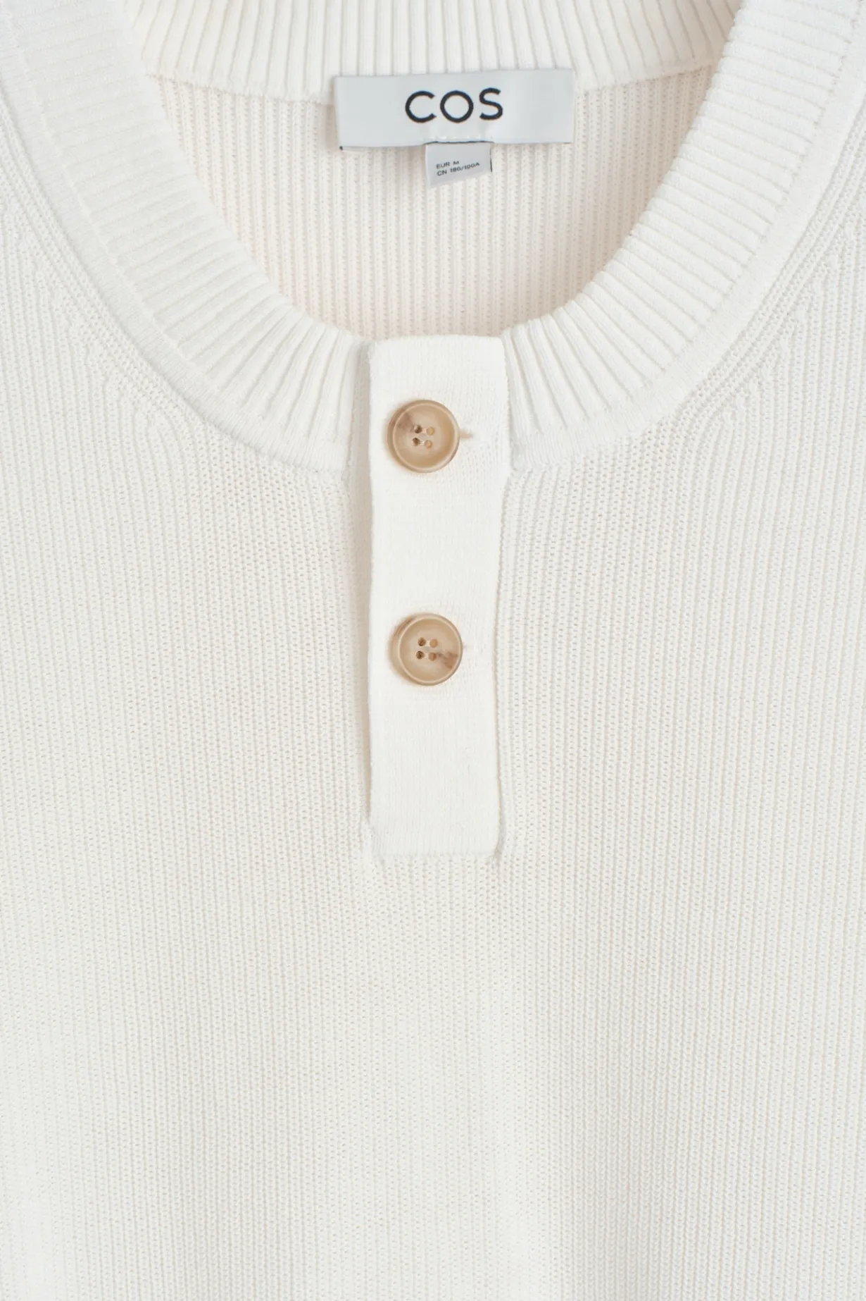 GESTRICKTES HENLEY-T-SHIRT AUS BAUMWOLLE