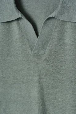 GESTRICKTES POLOSHIRT AUS LEINEN