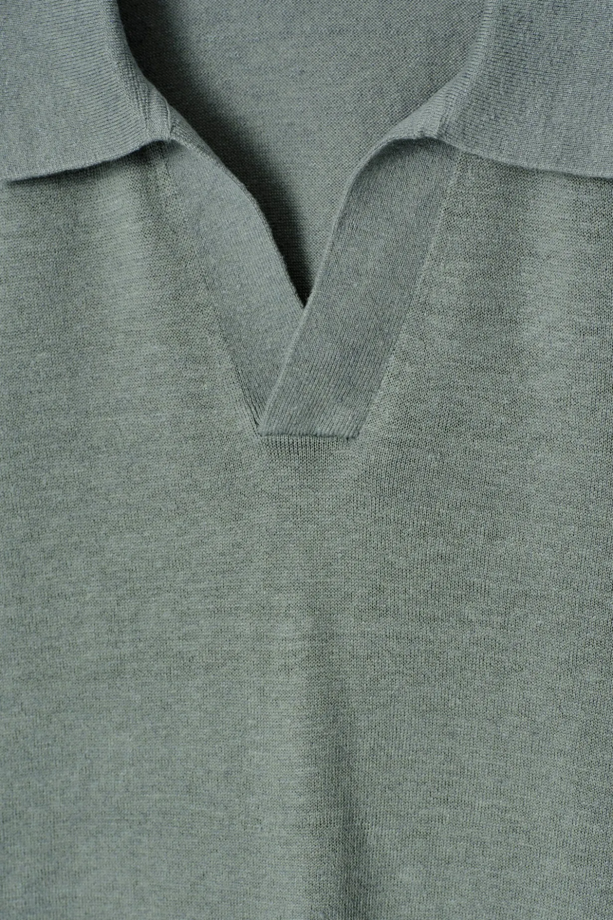 GESTRICKTES POLOSHIRT AUS LEINEN