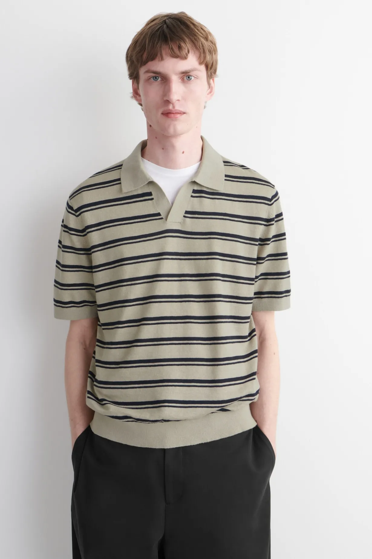 GESTRICKTES POLOSHIRT AUS LEINEN