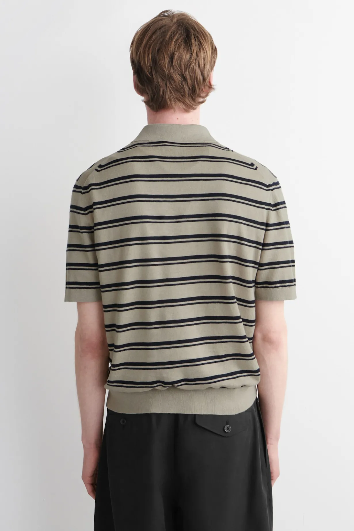 GESTRICKTES POLOSHIRT AUS LEINEN
