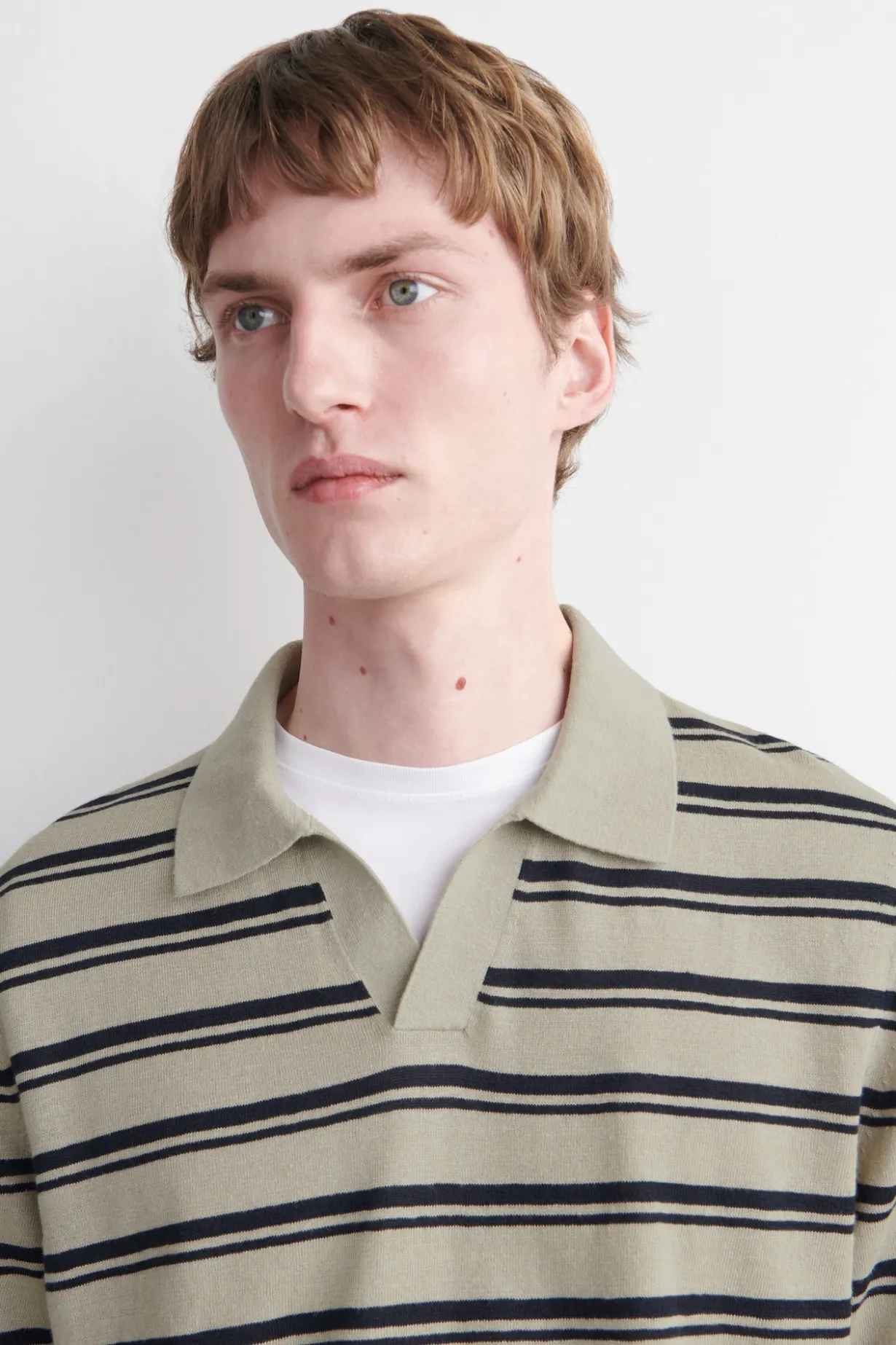 GESTRICKTES POLOSHIRT AUS LEINEN