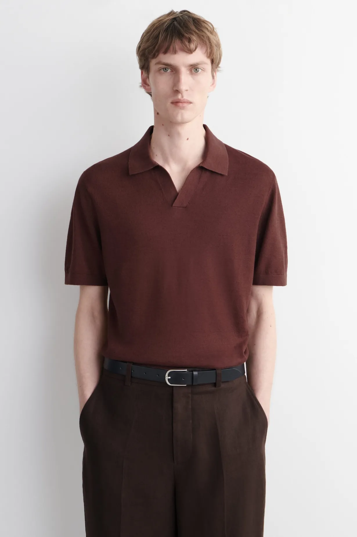 GESTRICKTES POLOSHIRT AUS LEINEN