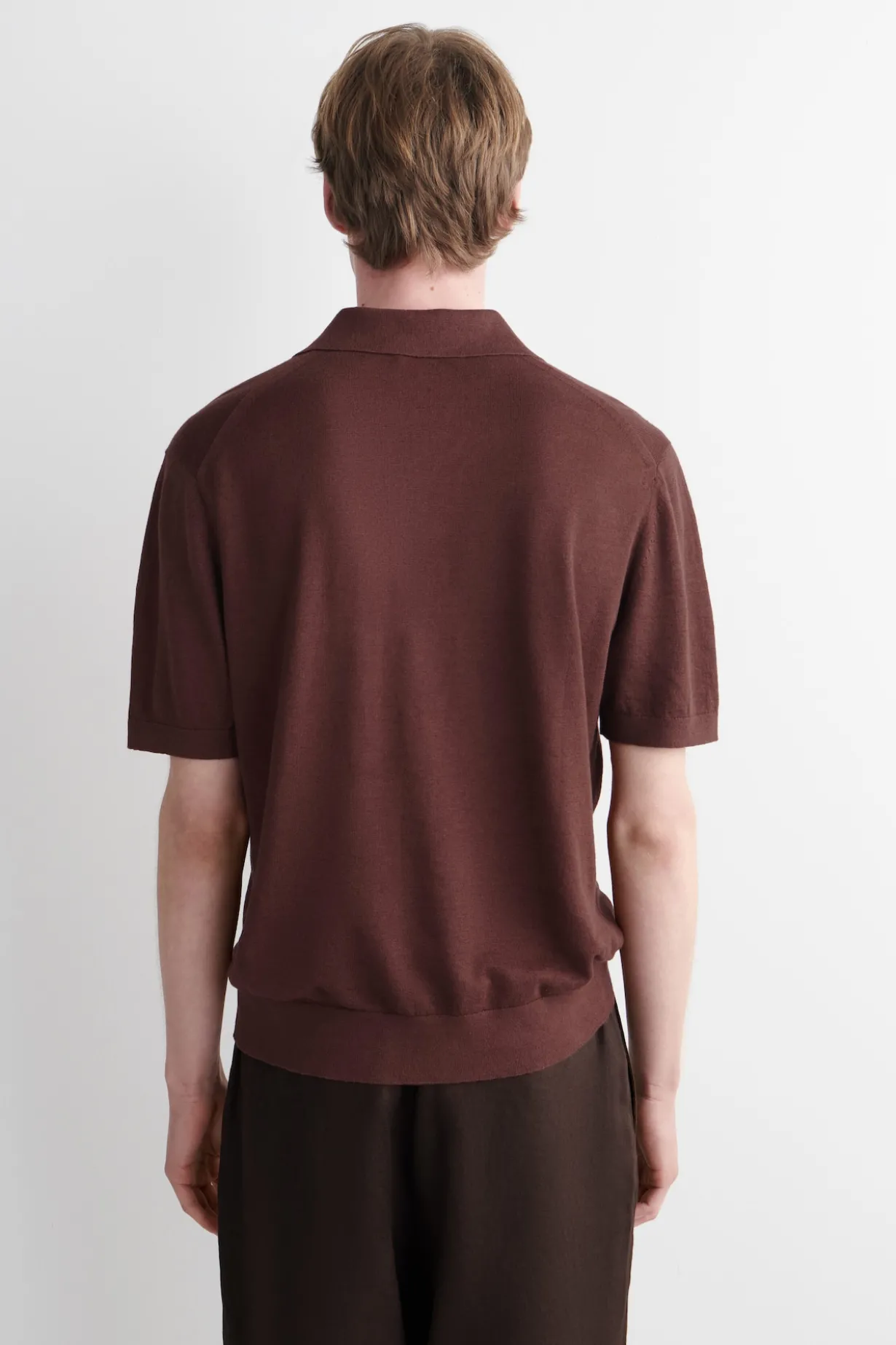 GESTRICKTES POLOSHIRT AUS LEINEN