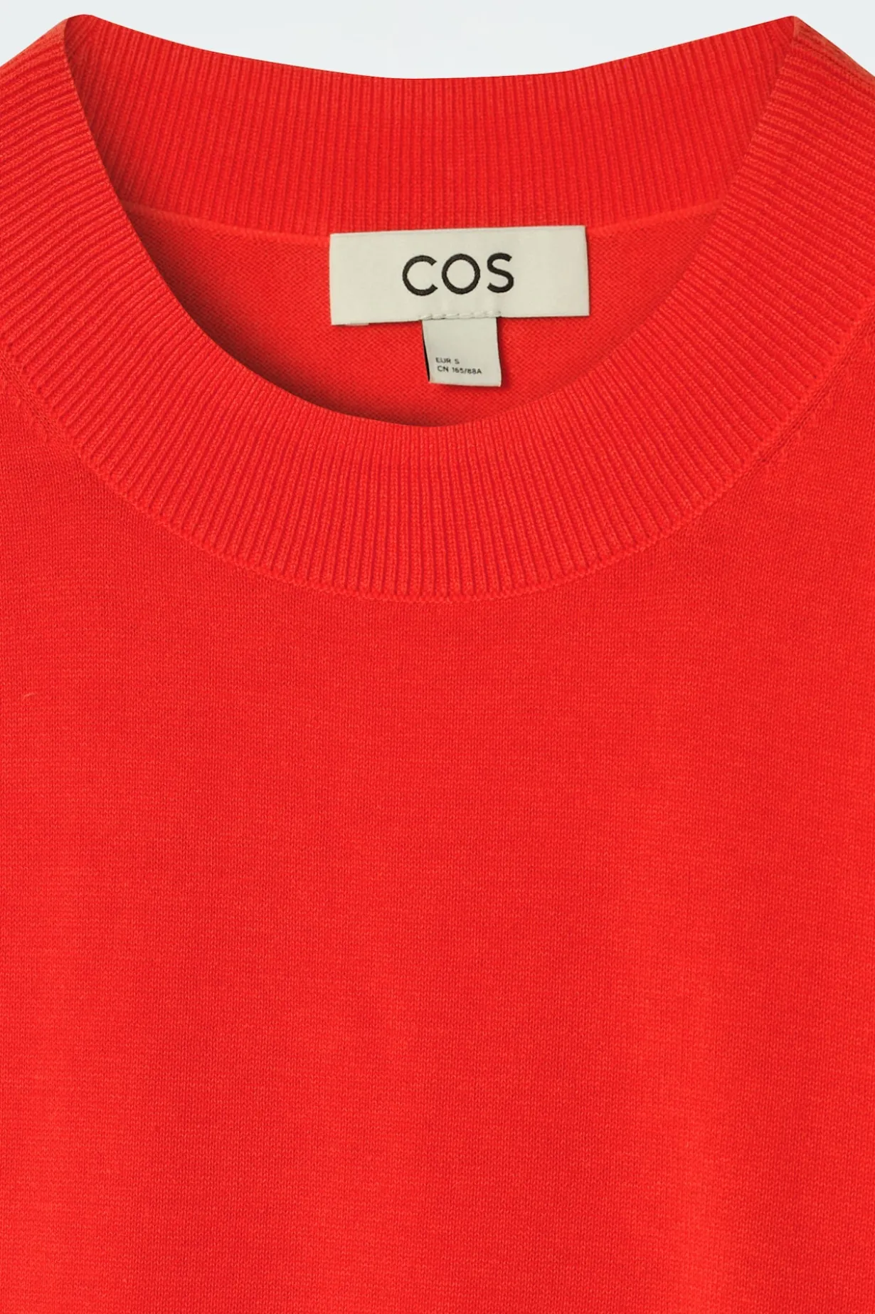 GESTRICKTES T-SHIRT MIT NORMALER PASSFORM