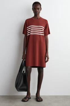GESTRICKTES T-SHIRT-KLEID