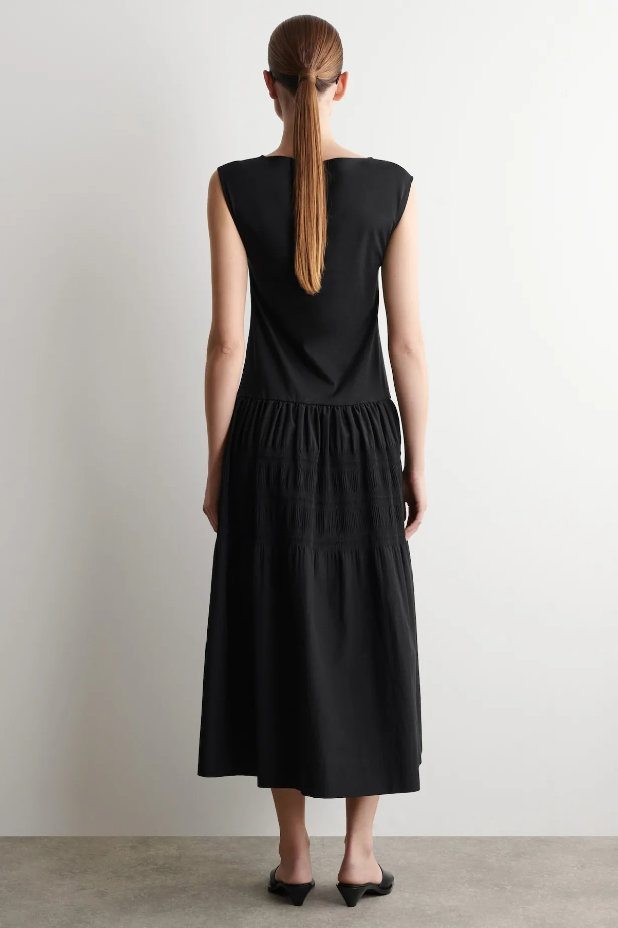 GESTUFTES MIDIKLEID MIT RAFFUNGEN