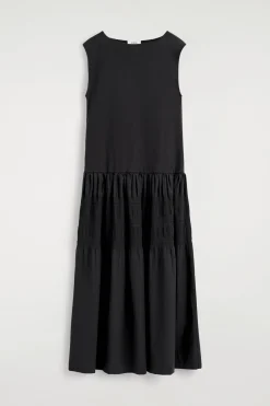 GESTUFTES MIDIKLEID MIT RAFFUNGEN
