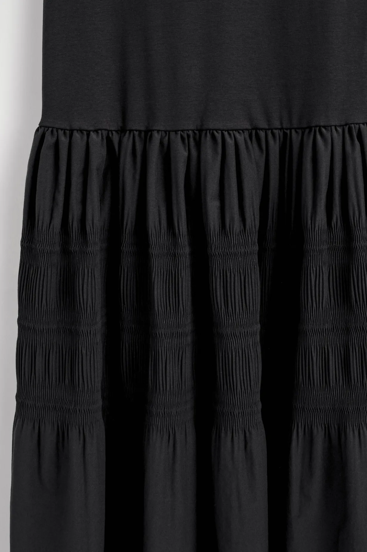 GESTUFTES MIDIKLEID MIT RAFFUNGEN
