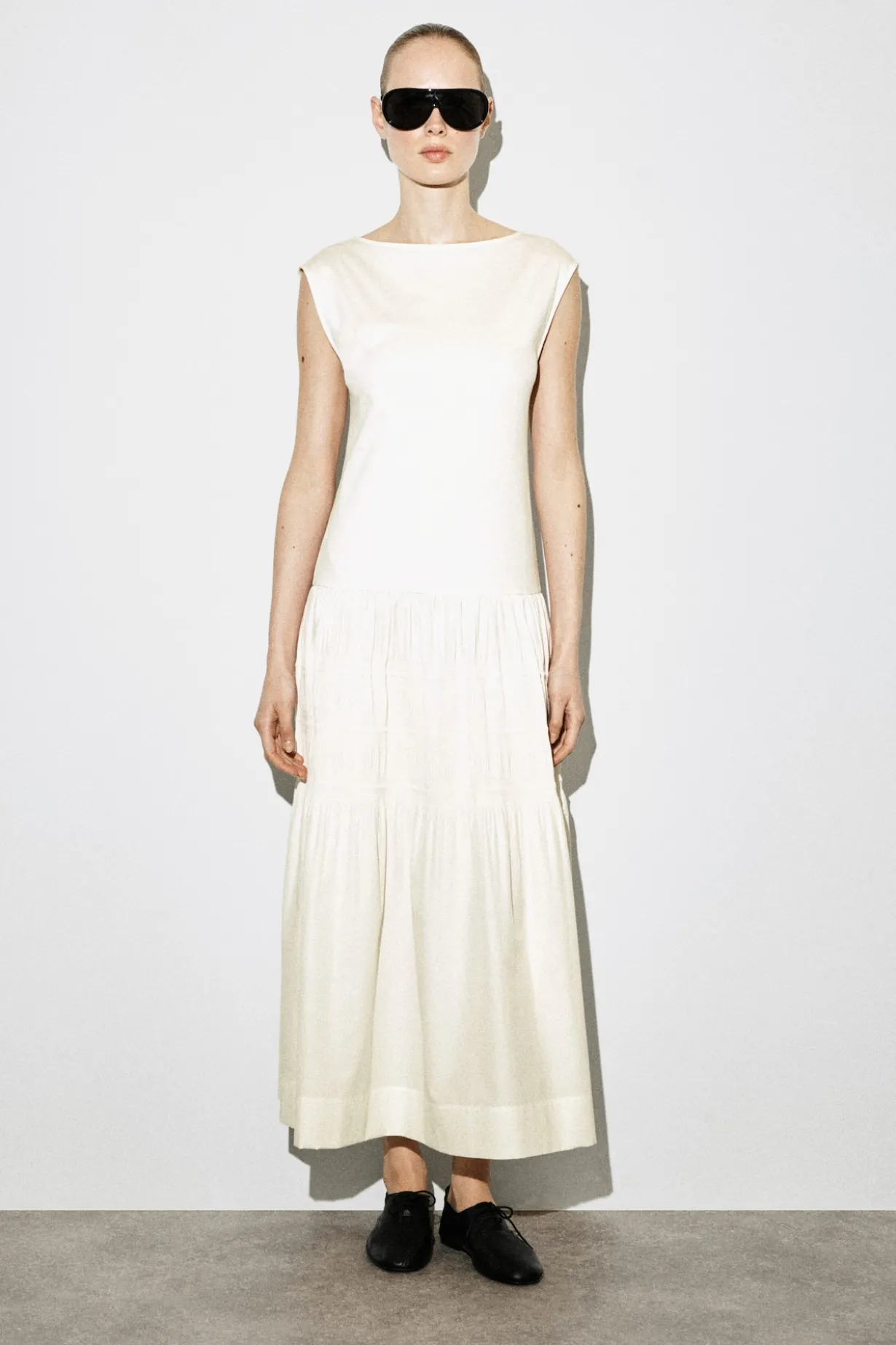 GESTUFTES MIDIKLEID MIT RAFFUNGEN