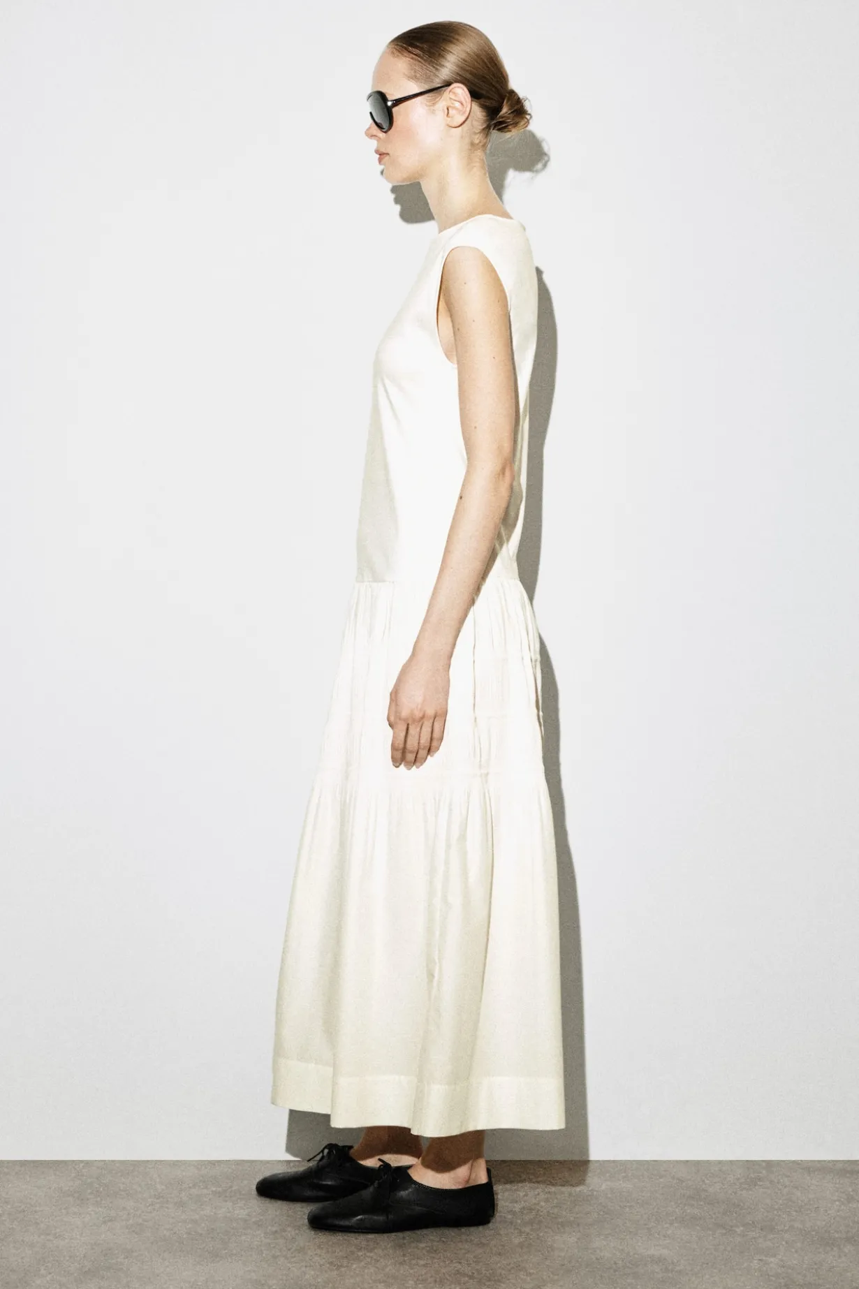 GESTUFTES MIDIKLEID MIT RAFFUNGEN