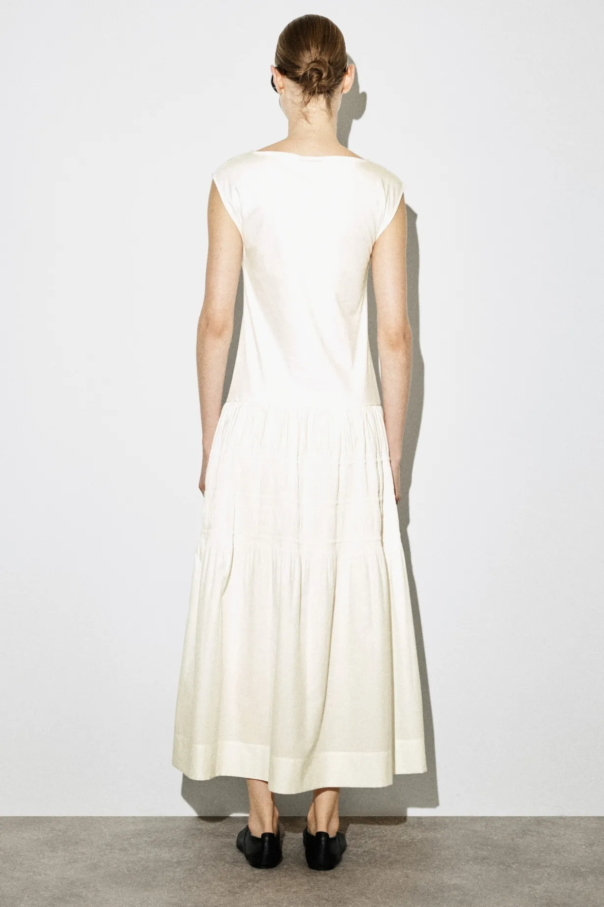 GESTUFTES MIDIKLEID MIT RAFFUNGEN