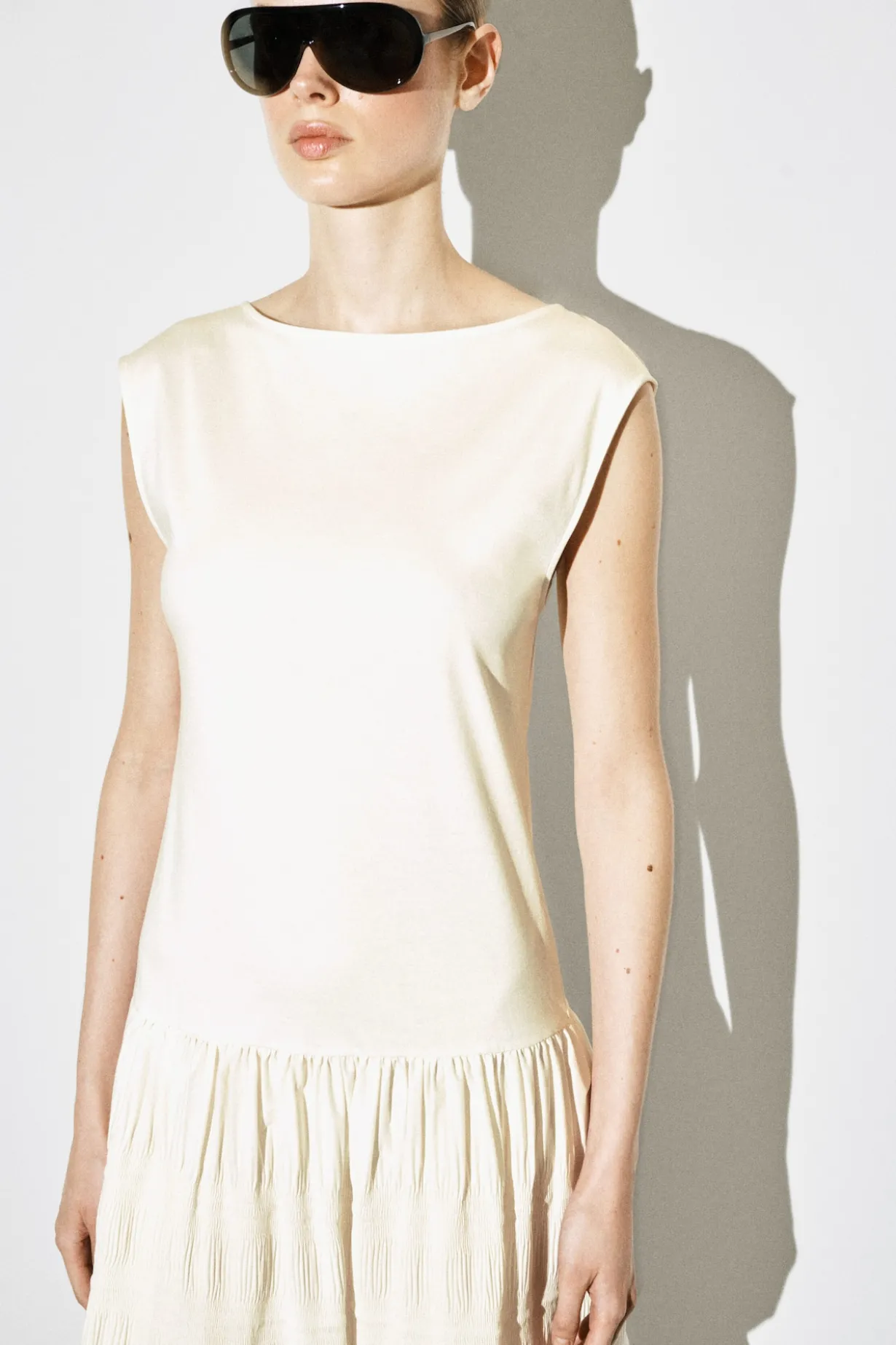 GESTUFTES MIDIKLEID MIT RAFFUNGEN