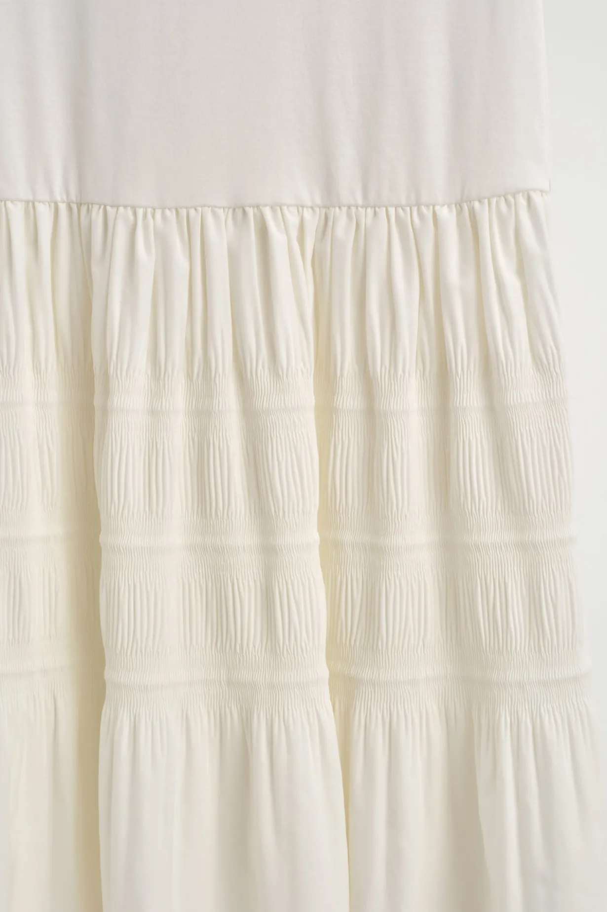 GESTUFTES MIDIKLEID MIT RAFFUNGEN