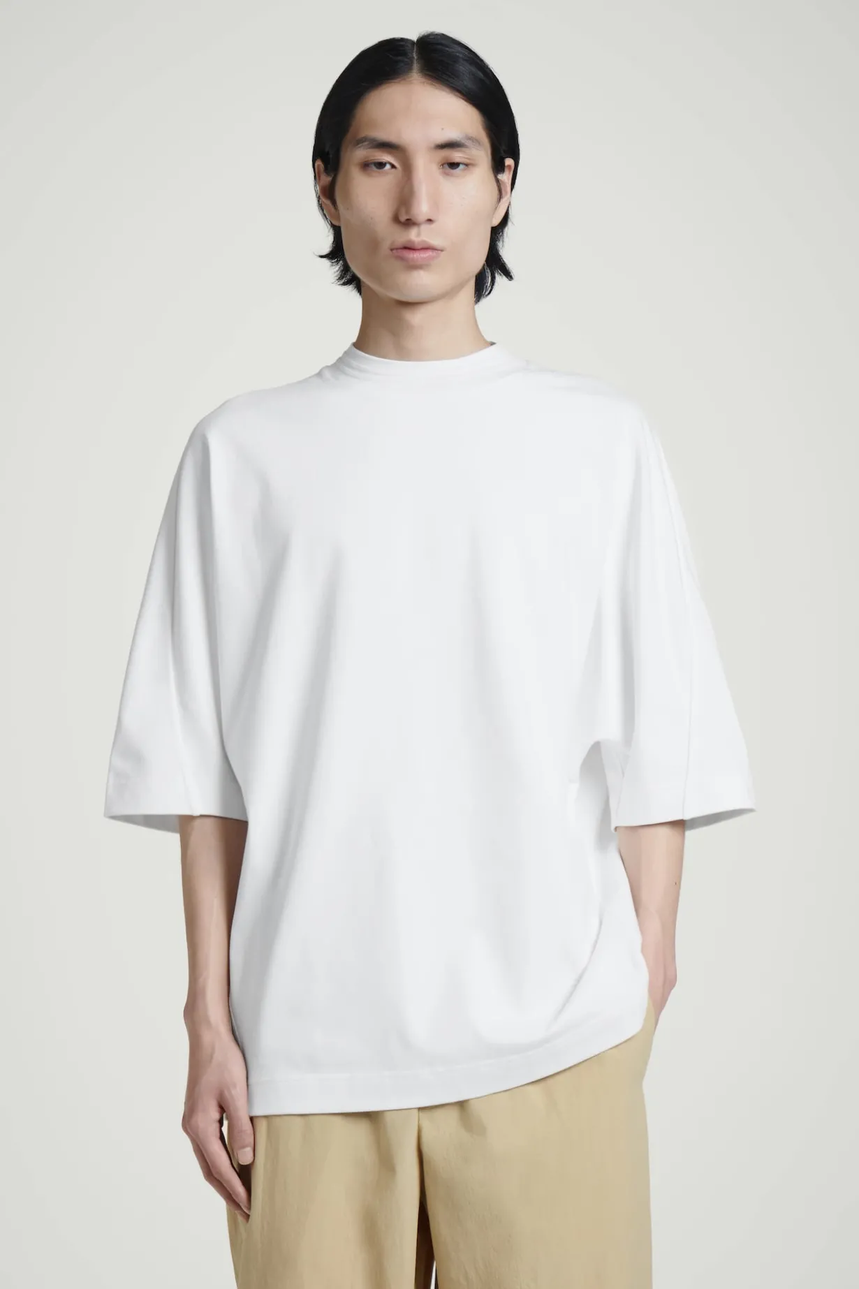 GEWICHTIGES OVERSIZED-T-SHIRT MIT KRAGEN