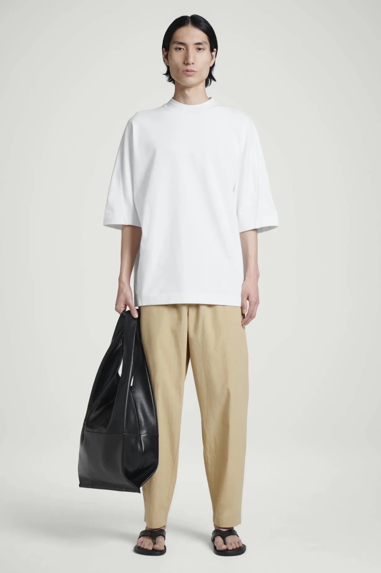 GEWICHTIGES OVERSIZED-T-SHIRT MIT KRAGEN