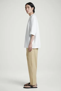 GEWICHTIGES OVERSIZED-T-SHIRT MIT KRAGEN