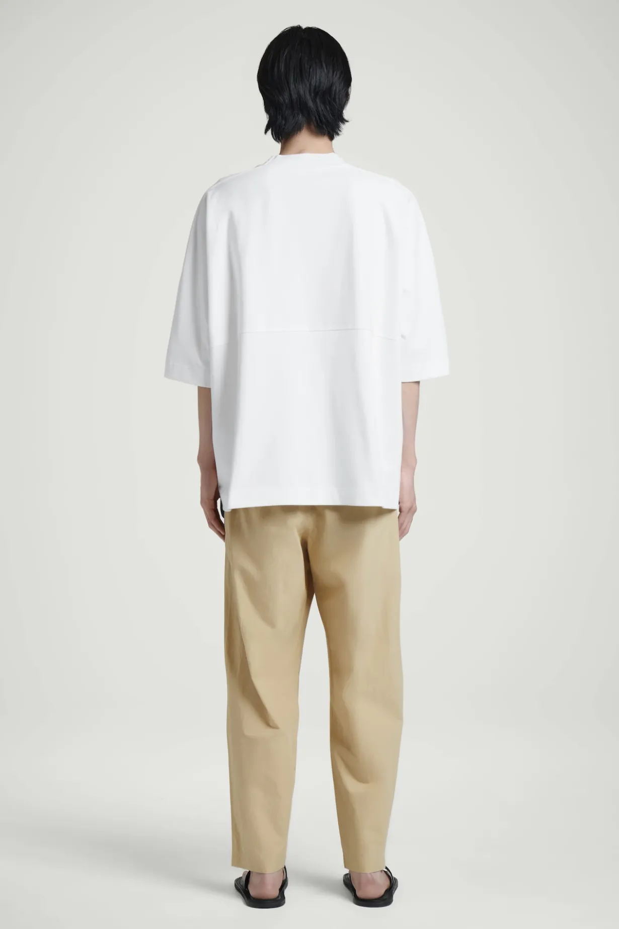 GEWICHTIGES OVERSIZED-T-SHIRT MIT KRAGEN