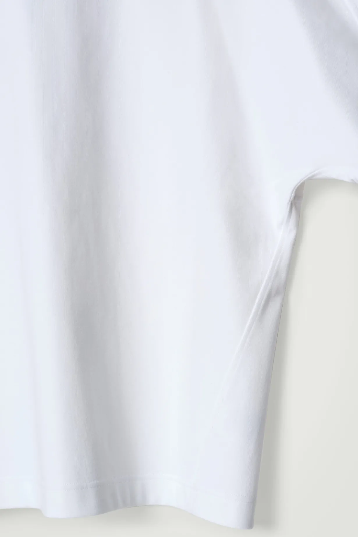 GEWICHTIGES OVERSIZED-T-SHIRT MIT KRAGEN
