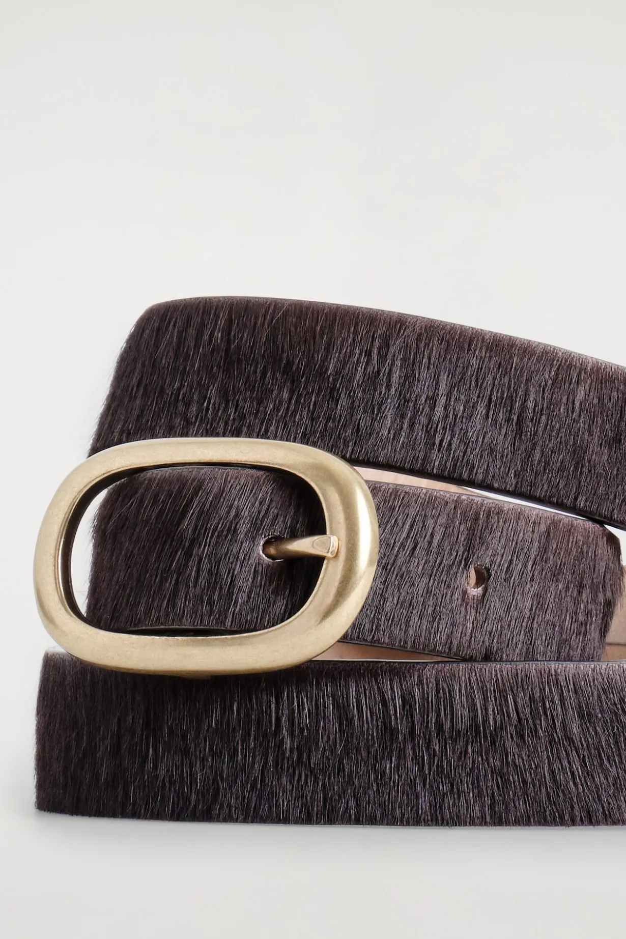 GÜRTEL AUS LEDER MIT PONYHAAR-EFFEKT