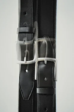 GÜRTEL MIT LEDERDETAILS