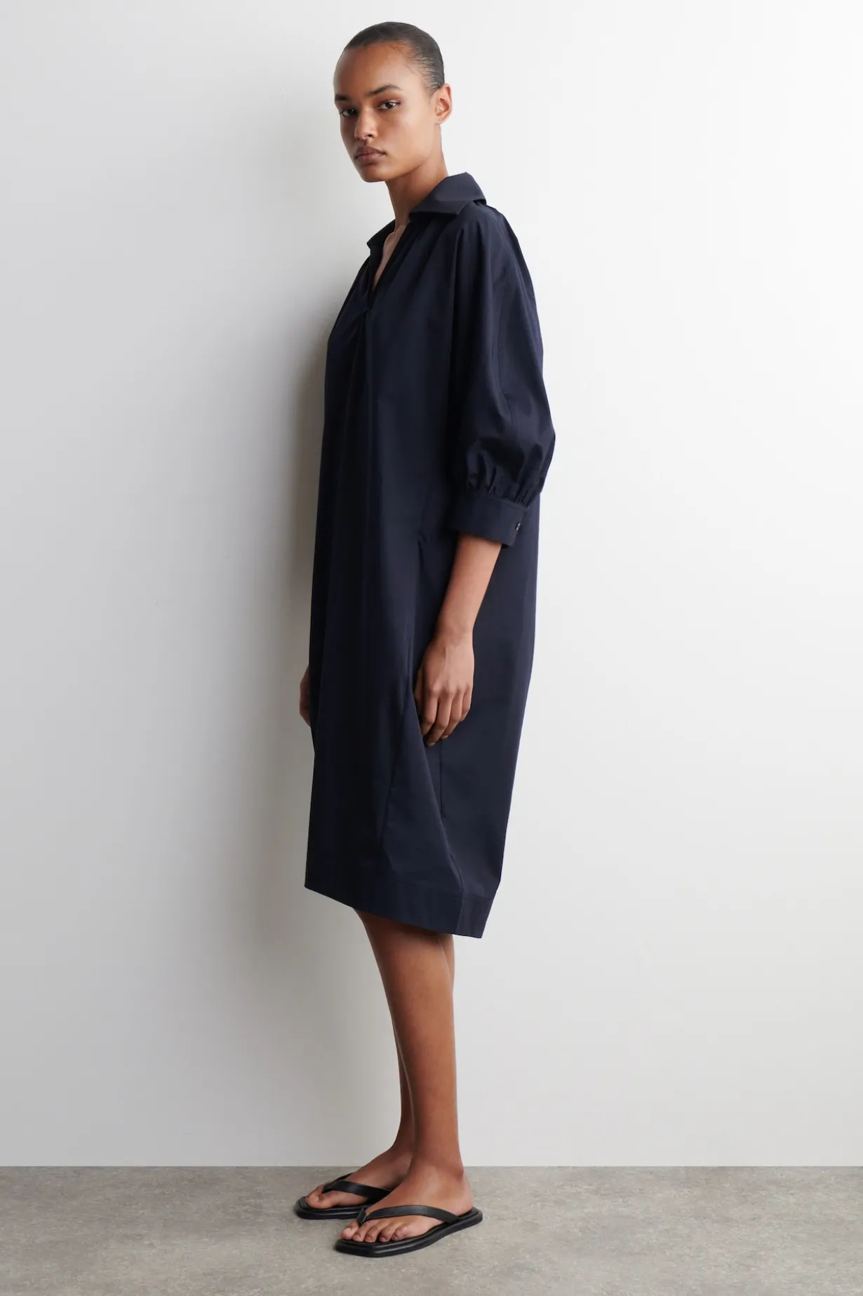 HEMDKLEID AUS BAUMWOLLE IN MIDILÄNGE