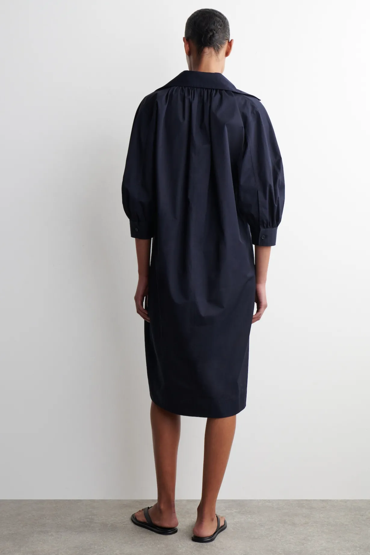 HEMDKLEID AUS BAUMWOLLE IN MIDILÄNGE