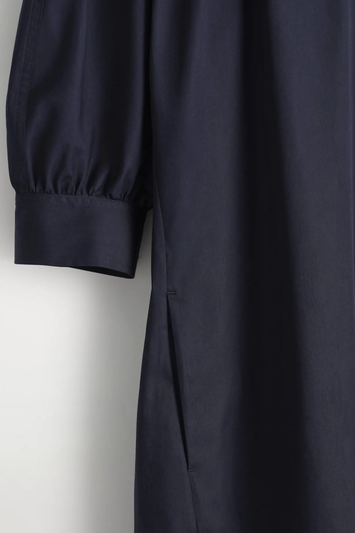 HEMDKLEID AUS BAUMWOLLE IN MIDILÄNGE