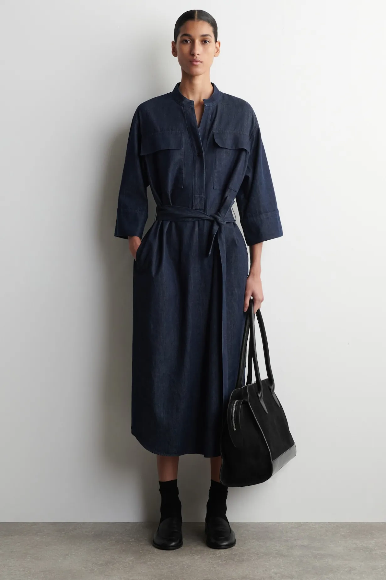 HEMDKLEID AUS DENIM IN MIDILÄNGE
