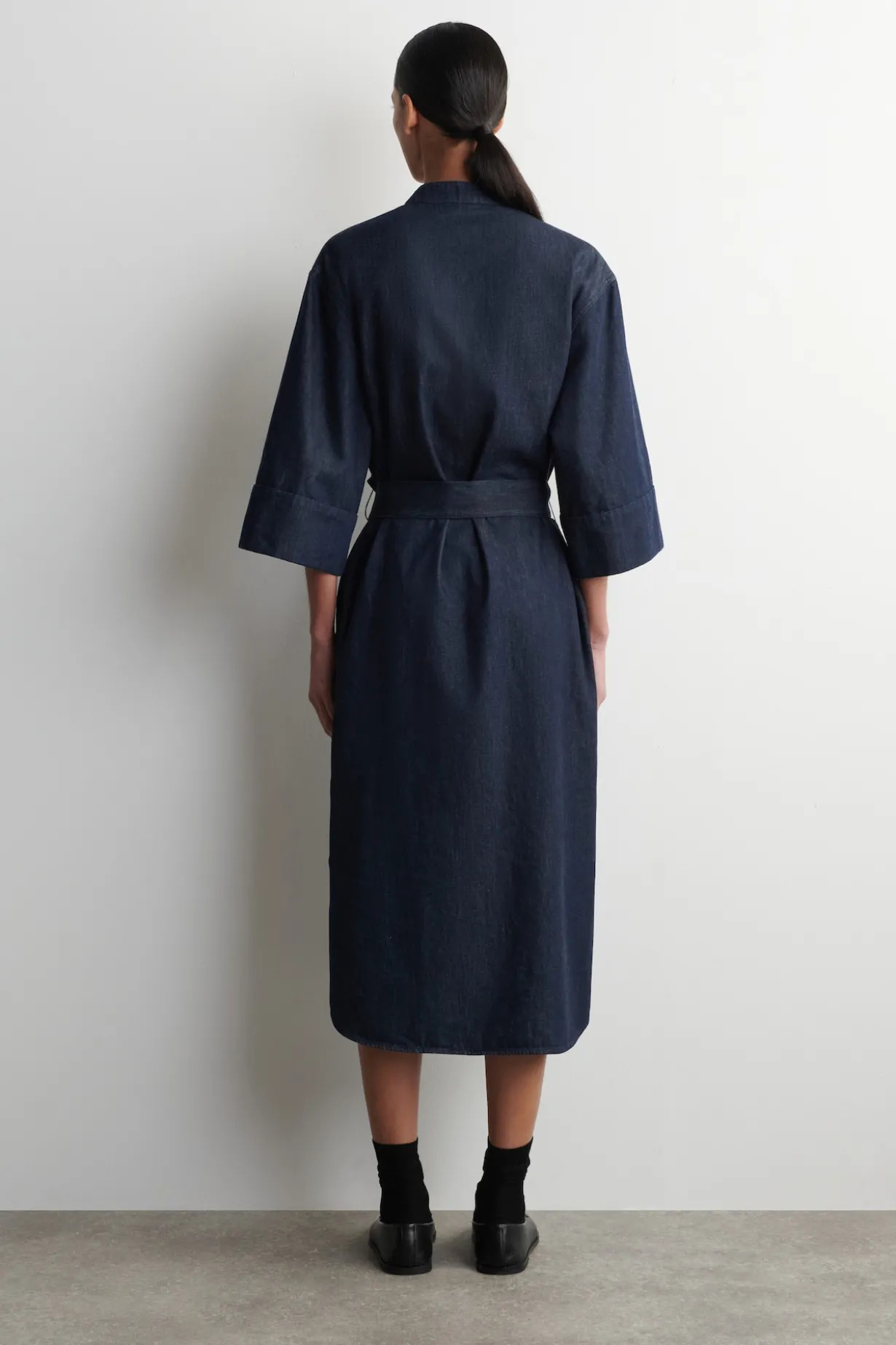 HEMDKLEID AUS DENIM IN MIDILÄNGE