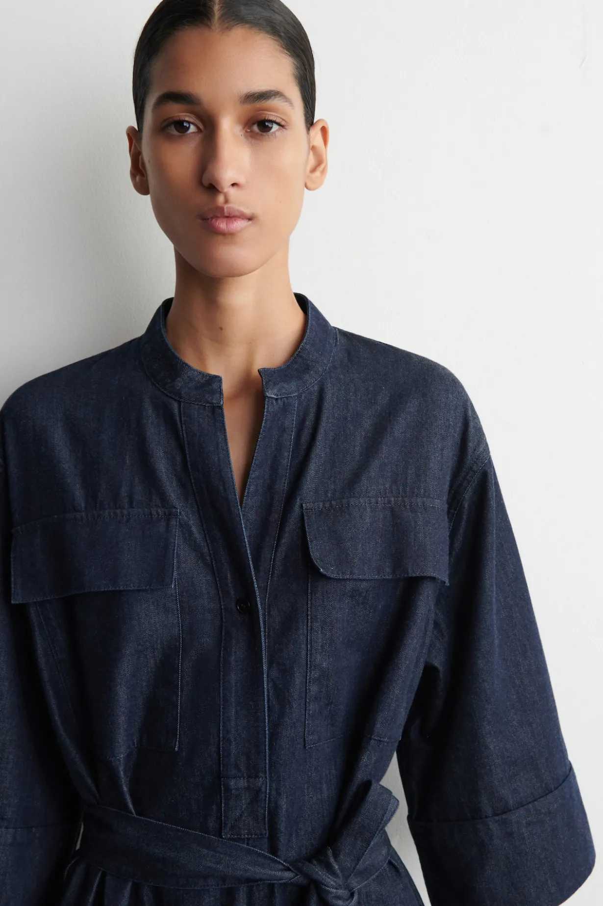 HEMDKLEID AUS DENIM IN MIDILÄNGE