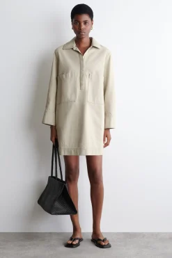 HEMDKLEID AUS DENIM MIT OFFENEM KRAGEN