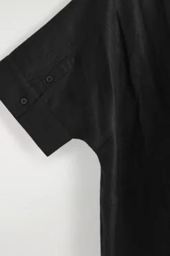 HEMDKLEID AUS LEINEN IN MIDILÄNGE