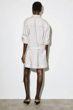 HEMDKLEID AUS LEINEN MIT GÜRTEL UND FALTEN