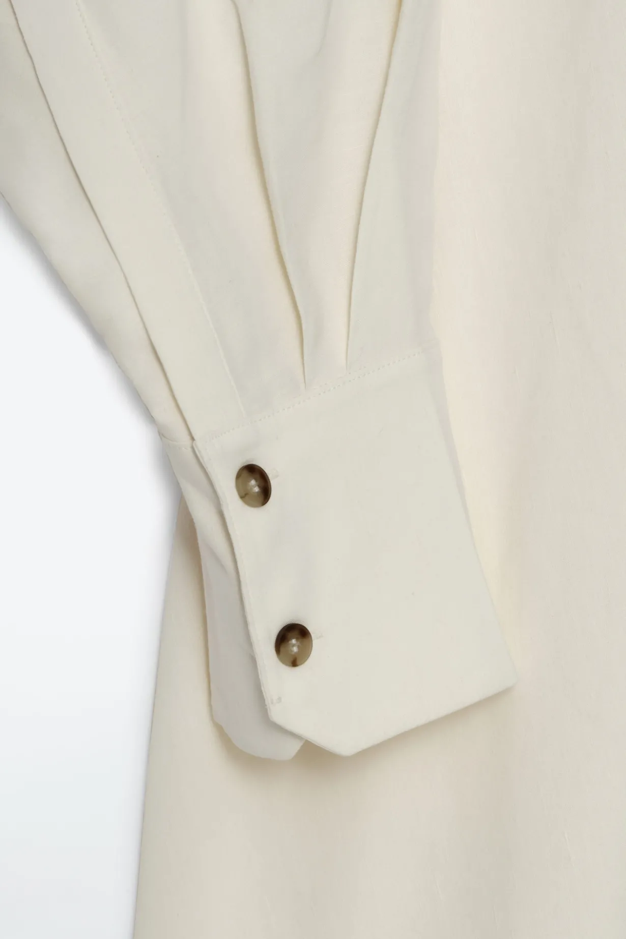 HEMDKLEID AUS LEINEN MIT V-AUSSCHNITT