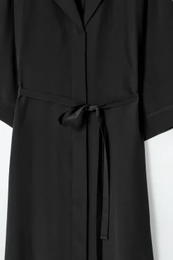 HEMDKLEID AUS SEIDE MIT GÜRTEL
