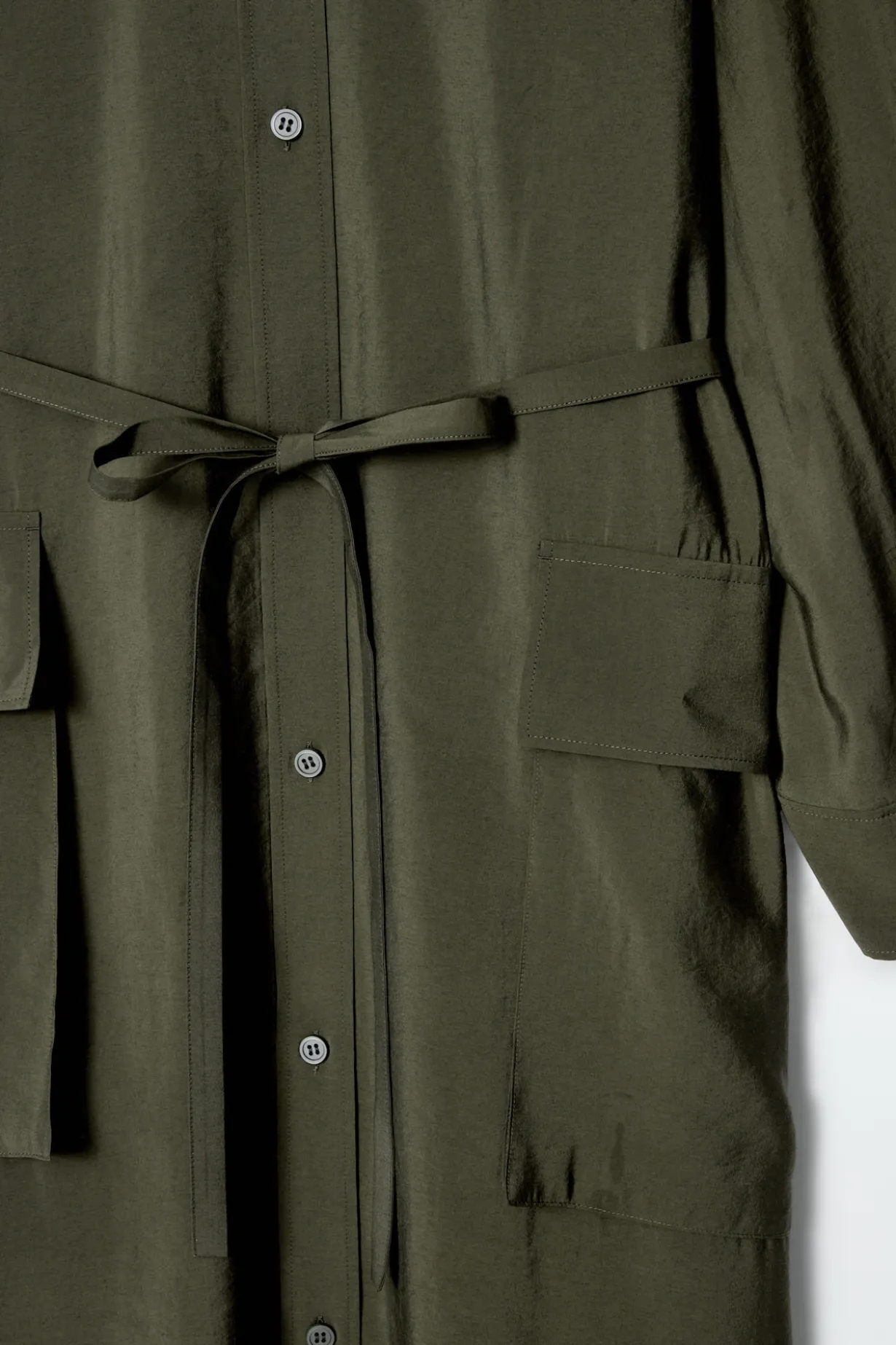 HEMDKLEID IM UTILITY-STIL MIT GÜRTEL