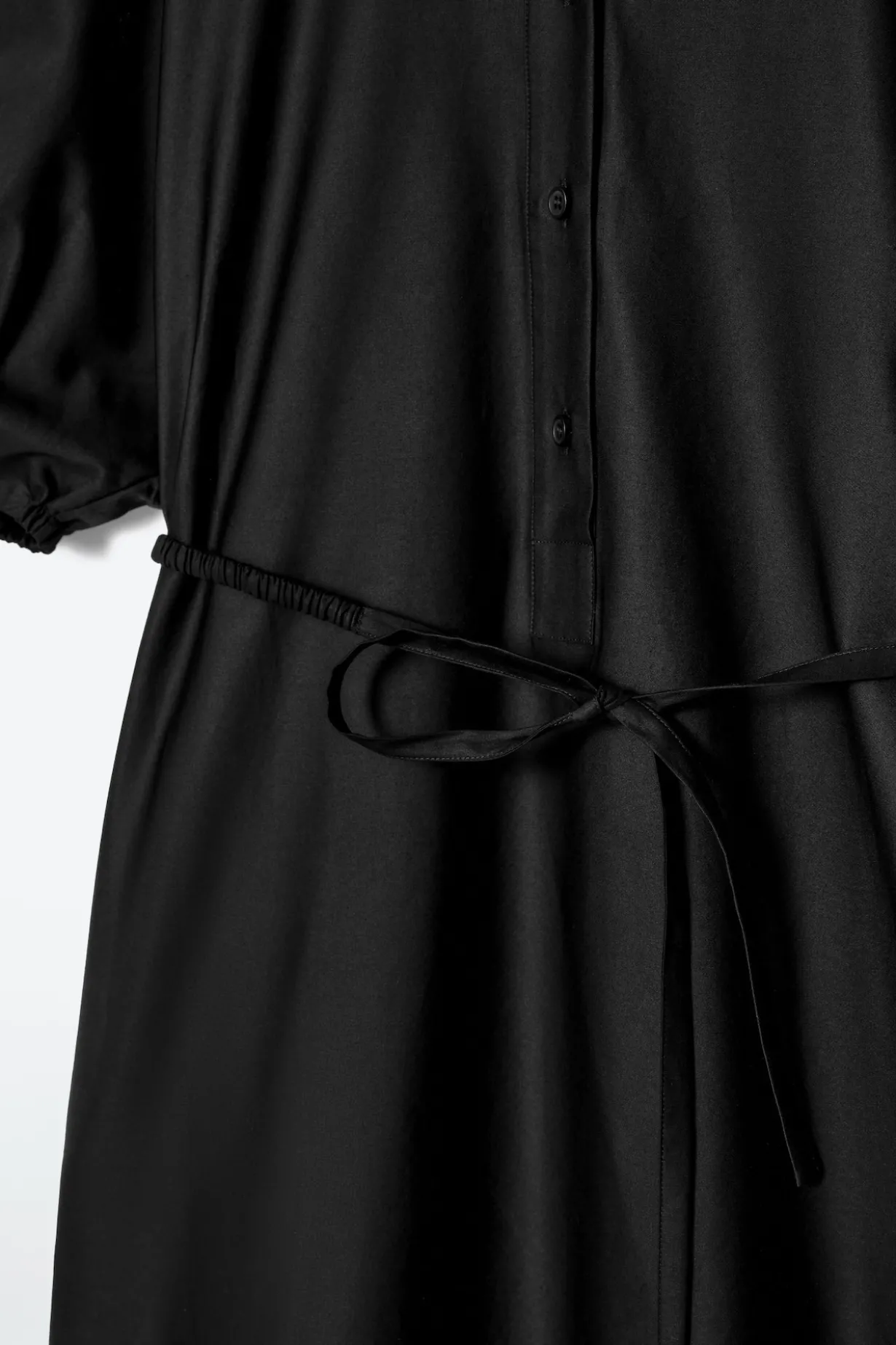 HEMDKLEID IN MIDILÄNGE MIT GÜRTEL