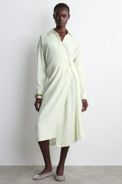 HEMDKLEID IN MIDILÄNGE UND WICKELOPTIK