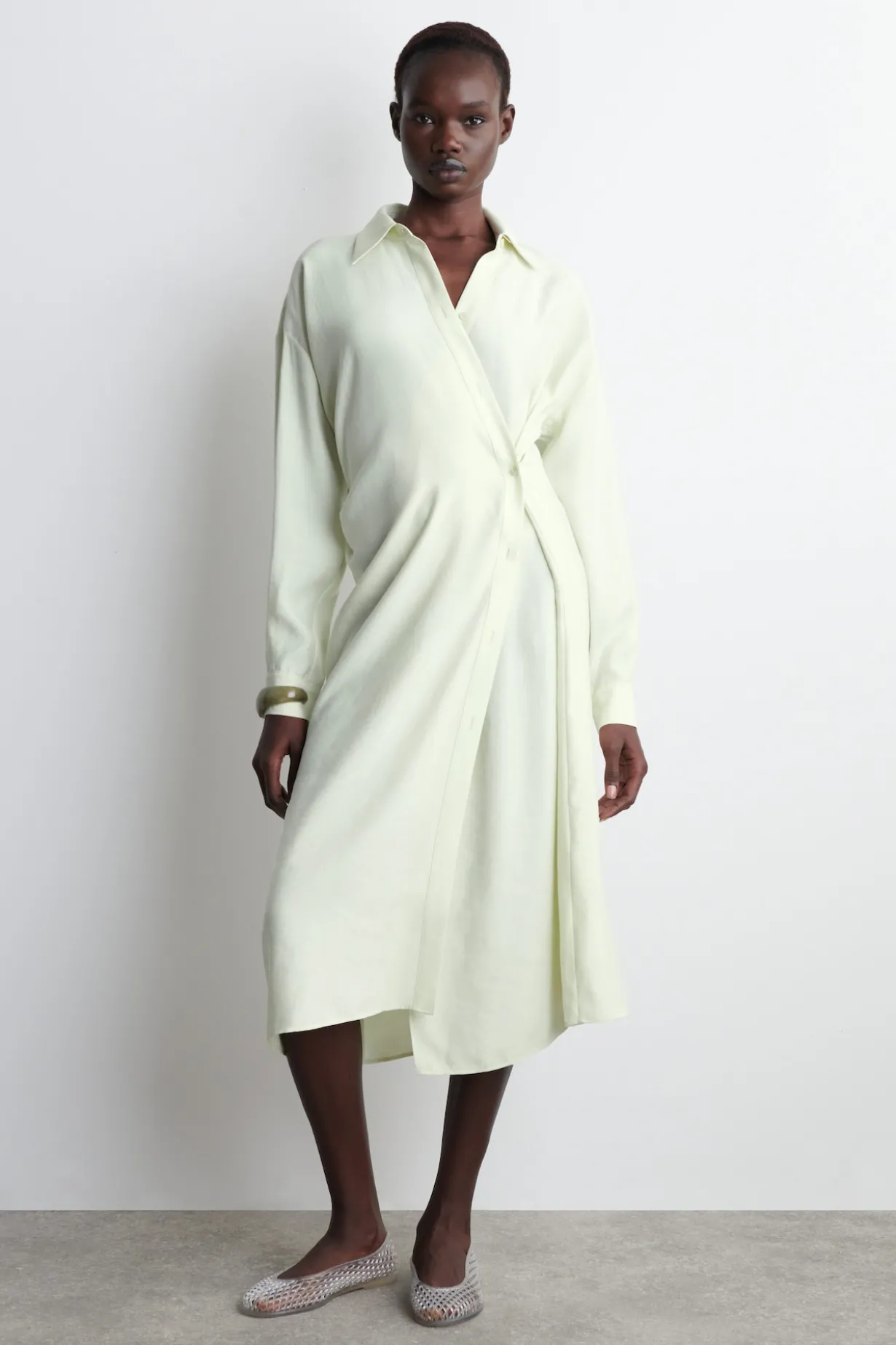 HEMDKLEID IN MIDILÄNGE UND WICKELOPTIK