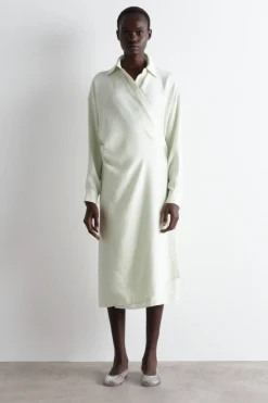 HEMDKLEID IN MIDILÄNGE UND WICKELOPTIK