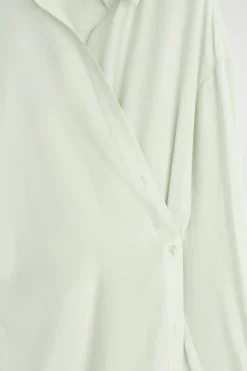 HEMDKLEID IN MIDILÄNGE UND WICKELOPTIK